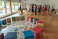 Bild vergrößert sich per Mausklick: Kindergruppe in einem Seminarraum der Umweltstation der Schwäbischen Jugendbildungs- und Begegnungsstätte Babenhausen, Foto: Sebastian Morbach